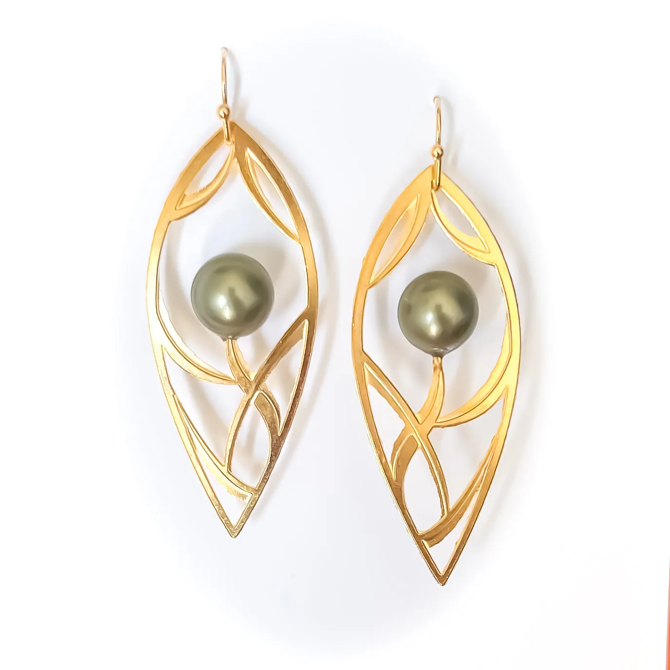 Crescent Lawae Pearl Earring